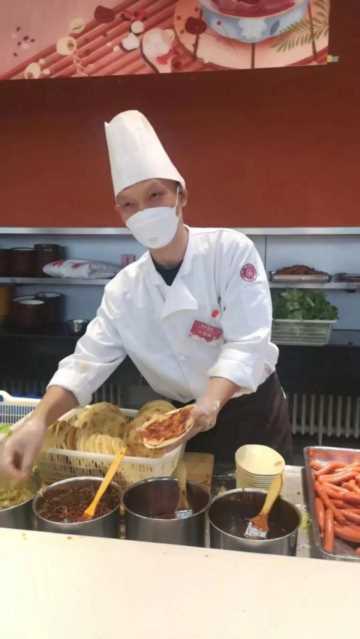 受邀到北大制作鸡蛋灌饼的彭师傅已回家，家人训话“别飘”