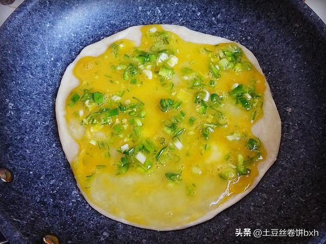 葱香鸡蛋软饼（松软葱花鸡蛋饼的做法）