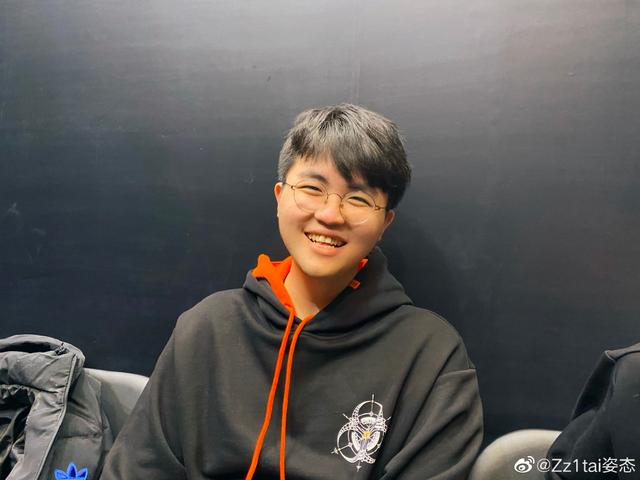 秦昊做客虎牙直播LOL，与姿态联手对线霸哥，网友：输了直接爬山